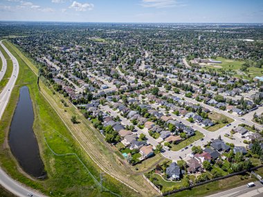 Saskatchewan, Saskatchewan 'daki Rosewood mahallesinin yüksek çözünürlüklü hava aracı fotoğrafı, bu büyüyen yerleşim yerindeki modern evleri, parkları, yeşil alanları ve iyi planlanmış caddeleri yakalıyor..