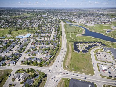 Saskatchewan, Saskatchewan 'daki Rosewood mahallesinin yüksek çözünürlüklü hava aracı fotoğrafı, bu büyüyen yerleşim yerindeki modern evleri, parkları, yeşil alanları ve iyi planlanmış caddeleri yakalıyor..