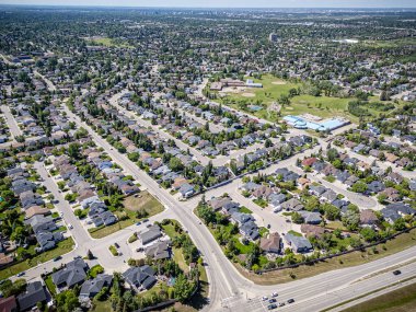 Saskatchewan, Saskatchewan 'daki Rosewood mahallesinin yüksek çözünürlüklü hava aracı fotoğrafı, bu büyüyen yerleşim yerindeki modern evleri, parkları, yeşil alanları ve iyi planlanmış caddeleri yakalıyor..