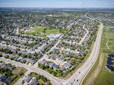 Saskatchewan, Saskatchewan 'daki Rosewood mahallesinin yüksek çözünürlüklü hava aracı fotoğrafı, bu büyüyen yerleşim yerindeki modern evleri, parkları, yeşil alanları ve iyi planlanmış caddeleri yakalıyor..