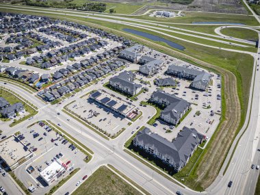 Saskatchewan, Saskatchewan 'daki Rosewood mahallesinin yüksek çözünürlüklü hava aracı fotoğrafı, bu büyüyen yerleşim yerindeki modern evleri, parkları, yeşil alanları ve iyi planlanmış caddeleri yakalıyor..