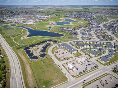 Saskatchewan, Saskatchewan 'daki Rosewood mahallesinin yüksek çözünürlüklü hava aracı fotoğrafı, bu büyüyen yerleşim yerindeki modern evleri, parkları, yeşil alanları ve iyi planlanmış caddeleri yakalıyor..