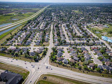Saskatchewan, Saskatchewan 'daki Rosewood mahallesinin yüksek çözünürlüklü hava aracı fotoğrafı, bu büyüyen yerleşim yerindeki modern evleri, parkları, yeşil alanları ve iyi planlanmış caddeleri yakalıyor..