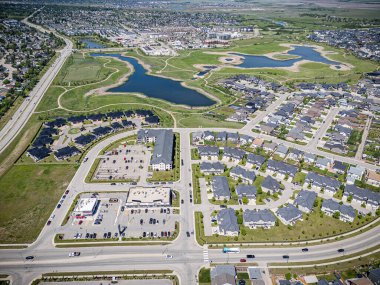 Saskatchewan, Saskatchewan 'daki Rosewood mahallesinin yüksek çözünürlüklü hava aracı fotoğrafı, bu büyüyen yerleşim yerindeki modern evleri, parkları, yeşil alanları ve iyi planlanmış caddeleri yakalıyor..