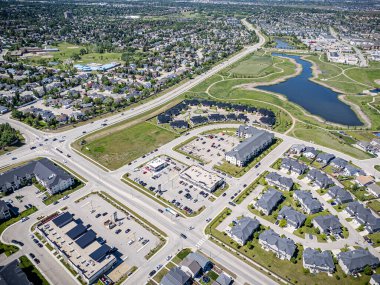 Saskatchewan, Saskatchewan 'daki Rosewood mahallesinin yüksek çözünürlüklü hava aracı fotoğrafı, bu büyüyen yerleşim yerindeki modern evleri, parkları, yeşil alanları ve iyi planlanmış caddeleri yakalıyor..