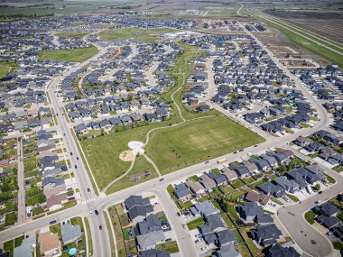 Saskatchewan, Saskatchewan 'daki Rosewood mahallesinin yüksek çözünürlüklü hava aracı fotoğrafı, bu büyüyen yerleşim yerindeki modern evleri, parkları, yeşil alanları ve iyi planlanmış caddeleri yakalıyor..