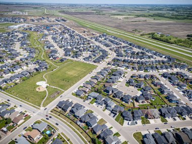 Saskatchewan, Saskatchewan 'daki Rosewood mahallesinin yüksek çözünürlüklü hava aracı fotoğrafı, bu büyüyen yerleşim yerindeki modern evleri, parkları, yeşil alanları ve iyi planlanmış caddeleri yakalıyor..