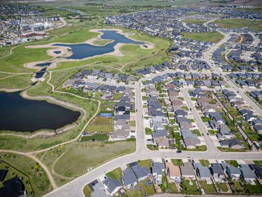 Saskatchewan, Saskatchewan 'daki Rosewood mahallesinin yüksek çözünürlüklü hava aracı fotoğrafı, bu büyüyen yerleşim yerindeki modern evleri, parkları, yeşil alanları ve iyi planlanmış caddeleri yakalıyor..