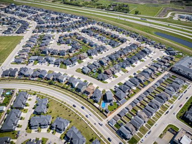 Saskatchewan, Saskatchewan 'daki Rosewood mahallesinin yüksek çözünürlüklü hava aracı fotoğrafı, bu büyüyen yerleşim yerindeki modern evleri, parkları, yeşil alanları ve iyi planlanmış caddeleri yakalıyor..