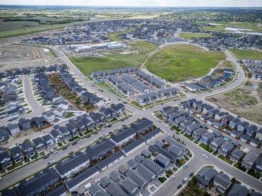 Saskatchewan, Saskatchewan 'daki Rosewood mahallesinin yüksek çözünürlüklü hava aracı fotoğrafı, bu büyüyen yerleşim yerindeki modern evleri, parkları, yeşil alanları ve iyi planlanmış caddeleri yakalıyor..