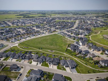 Saskatchewan, Saskatchewan 'daki Rosewood mahallesinin yüksek çözünürlüklü hava aracı fotoğrafı, bu büyüyen yerleşim yerindeki modern evleri, parkları, yeşil alanları ve iyi planlanmış caddeleri yakalıyor..