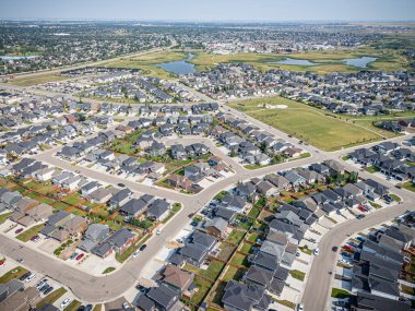 Saskatchewan, Saskatchewan 'daki Rosewood mahallesinin yüksek çözünürlüklü hava aracı fotoğrafı, bu büyüyen yerleşim yerindeki modern evleri, parkları, yeşil alanları ve iyi planlanmış caddeleri yakalıyor..