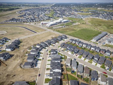 Saskatchewan, Saskatchewan 'daki Rosewood mahallesinin yüksek çözünürlüklü hava aracı fotoğrafı, bu büyüyen yerleşim yerindeki modern evleri, parkları, yeşil alanları ve iyi planlanmış caddeleri yakalıyor..