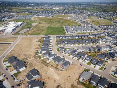 Saskatchewan, Saskatchewan 'daki Rosewood mahallesinin yüksek çözünürlüklü hava aracı fotoğrafı, bu büyüyen yerleşim yerindeki modern evleri, parkları, yeşil alanları ve iyi planlanmış caddeleri yakalıyor..