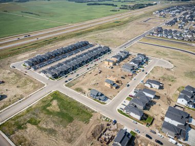 Saskatchewan, Saskatchewan 'daki Rosewood mahallesinin yüksek çözünürlüklü hava aracı fotoğrafı, bu büyüyen yerleşim yerindeki modern evleri, parkları, yeşil alanları ve iyi planlanmış caddeleri yakalıyor..