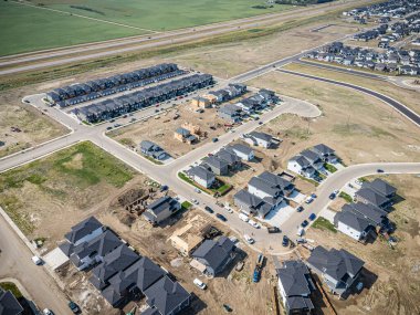 Saskatchewan, Saskatchewan 'daki Rosewood mahallesinin yüksek çözünürlüklü hava aracı fotoğrafı, bu büyüyen yerleşim yerindeki modern evleri, parkları, yeşil alanları ve iyi planlanmış caddeleri yakalıyor..