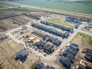 Saskatchewan, Saskatchewan 'daki Rosewood mahallesinin yüksek çözünürlüklü hava aracı fotoğrafı, bu büyüyen yerleşim yerindeki modern evleri, parkları, yeşil alanları ve iyi planlanmış caddeleri yakalıyor..