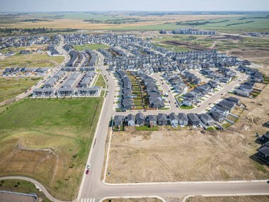 Saskatchewan, Saskatchewan 'daki Rosewood mahallesinin yüksek çözünürlüklü hava aracı fotoğrafı, bu büyüyen yerleşim yerindeki modern evleri, parkları, yeşil alanları ve iyi planlanmış caddeleri yakalıyor..