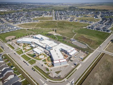 Saskatchewan, Saskatchewan 'daki Rosewood mahallesinin yüksek çözünürlüklü hava aracı fotoğrafı, bu büyüyen yerleşim yerindeki modern evleri, parkları, yeşil alanları ve iyi planlanmış caddeleri yakalıyor..