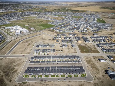 Saskatchewan, Saskatchewan 'daki Rosewood mahallesinin yüksek çözünürlüklü hava aracı fotoğrafı, bu büyüyen yerleşim yerindeki modern evleri, parkları, yeşil alanları ve iyi planlanmış caddeleri yakalıyor..