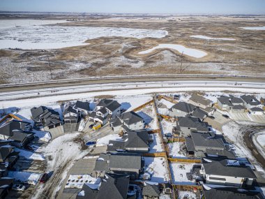 Saskatchewan, Saskatchewan 'daki Evergreen mahallesinin yüksek çözünürlüklü hava aracı fotoğrafı. Bu canlı yerleşim alanındaki modern evleri, ağaçlandırılmış caddeleri, parkları ve yeşil alanları gösteriyor..