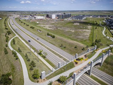 Saskatchewan, Saskatchewan 'daki Evergreen mahallesinin yüksek çözünürlüklü hava aracı fotoğrafı. Bu canlı yerleşim alanındaki modern evleri, ağaçlandırılmış caddeleri, parkları ve yeşil alanları gösteriyor..