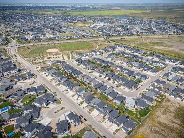 Saskatchewan, Saskatchewan 'daki Evergreen mahallesinin yüksek çözünürlüklü hava aracı fotoğrafı. Bu canlı yerleşim alanındaki modern evleri, ağaçlandırılmış caddeleri, parkları ve yeşil alanları gösteriyor..