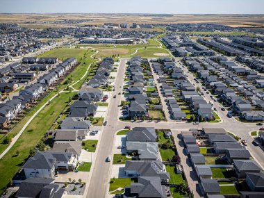 Saskatchewan, Saskatchewan 'daki Evergreen mahallesinin yüksek çözünürlüklü hava aracı fotoğrafı. Bu canlı yerleşim alanındaki modern evleri, ağaçlandırılmış caddeleri, parkları ve yeşil alanları gösteriyor..