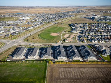 Saskatchewan, Saskatchewan 'daki Evergreen mahallesinin yüksek çözünürlüklü hava aracı fotoğrafı. Bu canlı yerleşim alanındaki modern evleri, ağaçlandırılmış caddeleri, parkları ve yeşil alanları gösteriyor..