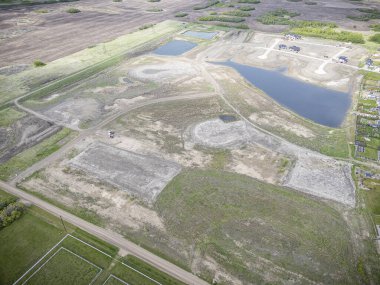 Saskatchewan, Saskatchewan 'daki Greenbryre' in yüksek çözünürlüklü hava aracı fotoğrafı lüks evler, yeşil alanlar, bir golf sahası ve bu lüks yerleşim yerindeki dolambaçlı sokaklar sergileniyor..