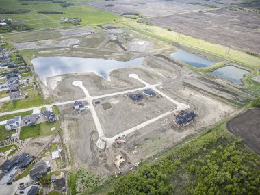 Saskatchewan, Saskatchewan 'daki Greenbryre' in yüksek çözünürlüklü hava aracı fotoğrafı lüks evler, yeşil alanlar, bir golf sahası ve bu lüks yerleşim yerindeki dolambaçlı sokaklar sergileniyor..