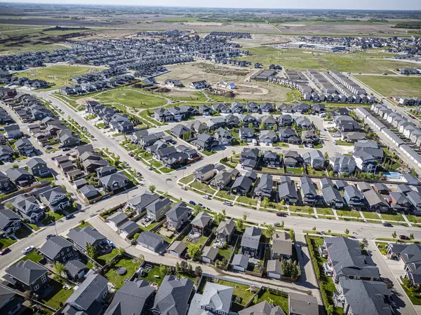 Saskatchewan, Saskatchewan 'daki Rosewood mahallesinin yüksek çözünürlüklü hava aracı fotoğrafı, bu büyüyen yerleşim yerindeki modern evleri, parkları, yeşil alanları ve iyi planlanmış caddeleri yakalıyor..