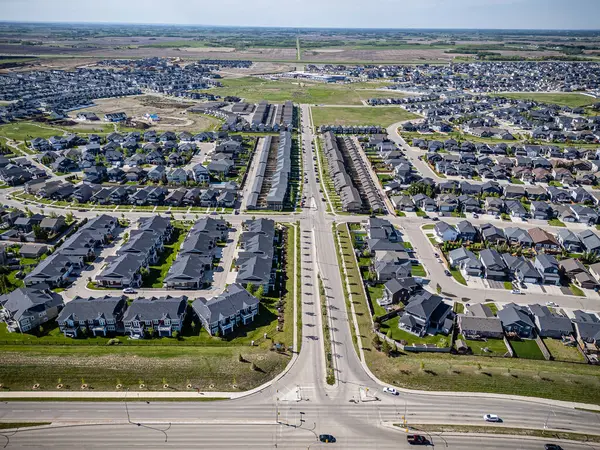 Saskatchewan, Saskatchewan 'daki Rosewood mahallesinin yüksek çözünürlüklü hava aracı fotoğrafı, bu büyüyen yerleşim yerindeki modern evleri, parkları, yeşil alanları ve iyi planlanmış caddeleri yakalıyor..