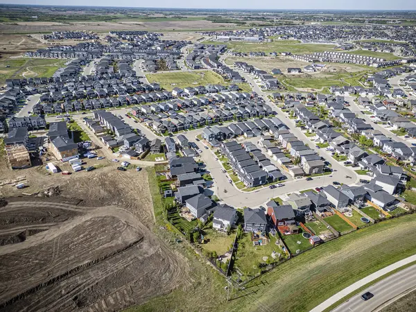Saskatchewan, Saskatchewan 'daki Rosewood mahallesinin yüksek çözünürlüklü hava aracı fotoğrafı, bu büyüyen yerleşim yerindeki modern evleri, parkları, yeşil alanları ve iyi planlanmış caddeleri yakalıyor..