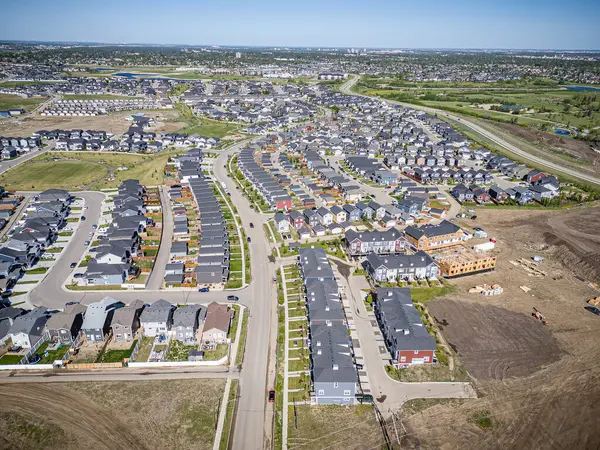 Saskatchewan, Saskatchewan 'daki Rosewood mahallesinin yüksek çözünürlüklü hava aracı fotoğrafı, bu büyüyen yerleşim yerindeki modern evleri, parkları, yeşil alanları ve iyi planlanmış caddeleri yakalıyor..