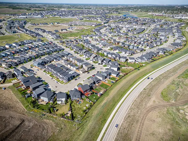 Saskatchewan, Saskatchewan 'daki Rosewood mahallesinin yüksek çözünürlüklü hava aracı fotoğrafı, bu büyüyen yerleşim yerindeki modern evleri, parkları, yeşil alanları ve iyi planlanmış caddeleri yakalıyor..