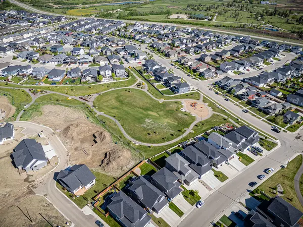 Saskatchewan, Saskatchewan 'daki Rosewood mahallesinin yüksek çözünürlüklü hava aracı fotoğrafı, bu büyüyen yerleşim yerindeki modern evleri, parkları, yeşil alanları ve iyi planlanmış caddeleri yakalıyor..