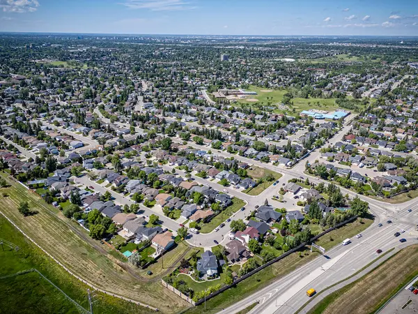 Saskatchewan, Saskatchewan 'daki Rosewood mahallesinin yüksek çözünürlüklü hava aracı fotoğrafı, bu büyüyen yerleşim yerindeki modern evleri, parkları, yeşil alanları ve iyi planlanmış caddeleri yakalıyor..
