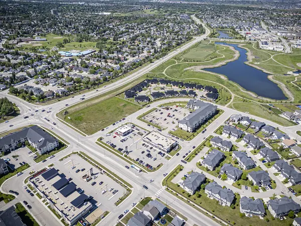 Saskatchewan, Saskatchewan 'daki Rosewood mahallesinin yüksek çözünürlüklü hava aracı fotoğrafı, bu büyüyen yerleşim yerindeki modern evleri, parkları, yeşil alanları ve iyi planlanmış caddeleri yakalıyor..