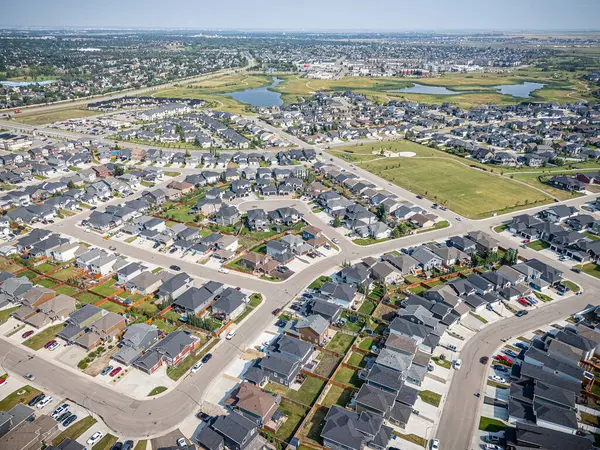 Saskatchewan, Saskatchewan 'daki Rosewood mahallesinin yüksek çözünürlüklü hava aracı fotoğrafı, bu büyüyen yerleşim yerindeki modern evleri, parkları, yeşil alanları ve iyi planlanmış caddeleri yakalıyor..