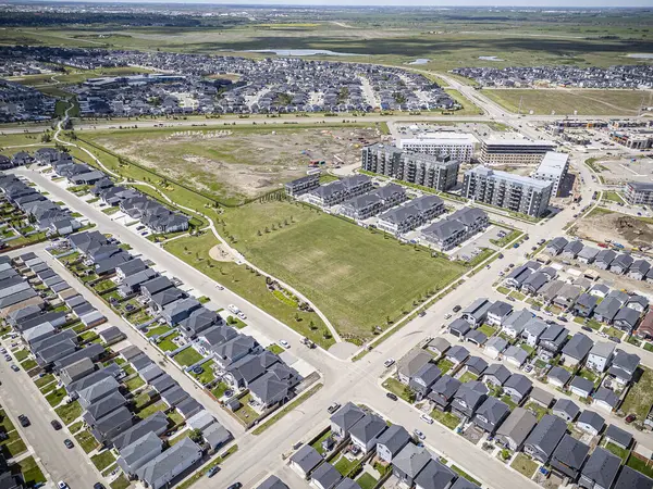 Saskatchewan, Saskatchewan 'daki Evergreen mahallesinin yüksek çözünürlüklü hava aracı fotoğrafı. Bu canlı yerleşim alanındaki modern evleri, ağaçlandırılmış caddeleri, parkları ve yeşil alanları gösteriyor..