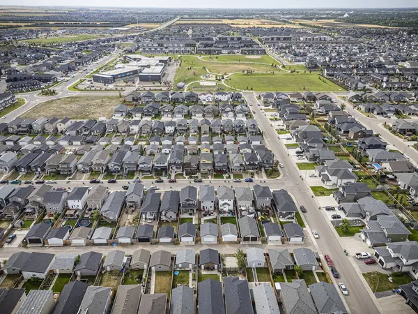 Saskatchewan, Saskatchewan 'daki Evergreen mahallesinin yüksek çözünürlüklü hava aracı fotoğrafı. Bu canlı yerleşim alanındaki modern evleri, ağaçlandırılmış caddeleri, parkları ve yeşil alanları gösteriyor..