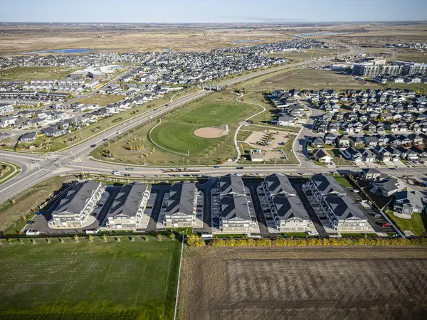 Saskatchewan, Saskatchewan 'daki Evergreen mahallesinin yüksek çözünürlüklü hava aracı fotoğrafı. Bu canlı yerleşim alanındaki modern evleri, ağaçlandırılmış caddeleri, parkları ve yeşil alanları gösteriyor..