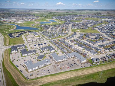 Saskatchewan, Saskatchewan 'daki Greenbryre' in yüksek çözünürlüklü hava aracı fotoğrafı lüks evler, yeşil alanlar, bir golf sahası ve bu lüks yerleşim yerindeki dolambaçlı sokaklar sergileniyor..