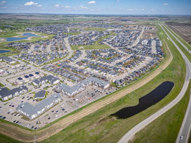 Saskatchewan, Saskatchewan 'daki Greenbryre' in yüksek çözünürlüklü hava aracı fotoğrafı lüks evler, yeşil alanlar, bir golf sahası ve bu lüks yerleşim yerindeki dolambaçlı sokaklar sergileniyor..