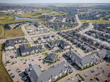 Saskatchewan, Saskatchewan 'daki Greenbryre' in yüksek çözünürlüklü hava aracı fotoğrafı lüks evler, yeşil alanlar, bir golf sahası ve bu lüks yerleşim yerindeki dolambaçlı sokaklar sergileniyor..