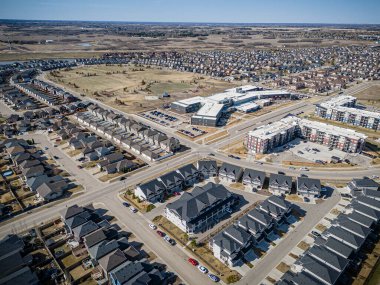 Saskatchewan, Saskatchewan 'daki Stonebridge mahallesinin yüksek çözünürlüklü hava aracı fotoğrafı. Görüntü, yerleşim evleri, ticari alanlar, parklar ve iyi planlanmış caddeleri yakalıyor ve kentsel yaşam ve yeşil alanlar içinde yer alıyor. 
