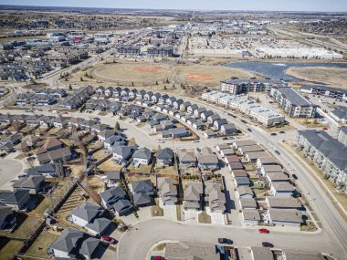 Saskatchewan, Saskatchewan 'daki Stonebridge mahallesinin yüksek çözünürlüklü hava aracı fotoğrafı. Görüntü, yerleşim evleri, ticari alanlar, parklar ve iyi planlanmış caddeleri yakalıyor ve kentsel yaşam ve yeşil alanlar içinde yer alıyor. 