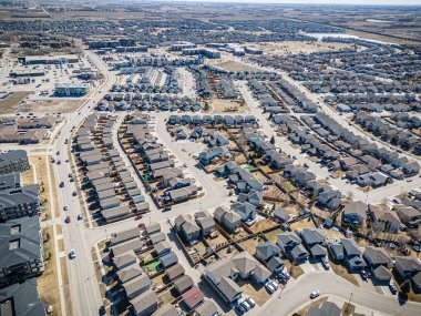 Saskatchewan, Saskatchewan 'daki Stonebridge mahallesinin yüksek çözünürlüklü hava aracı fotoğrafı. Görüntü, yerleşim evleri, ticari alanlar, parklar ve iyi planlanmış caddeleri yakalıyor ve kentsel yaşam ve yeşil alanlar içinde yer alıyor. 