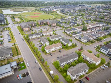 Saskatchewan, Saskatchewan 'daki Stonebridge mahallesinin yüksek çözünürlüklü hava aracı fotoğrafı. Görüntü, yerleşim evleri, ticari alanlar, parklar ve iyi planlanmış caddeleri yakalıyor ve kentsel yaşam ve yeşil alanlar içinde yer alıyor. 